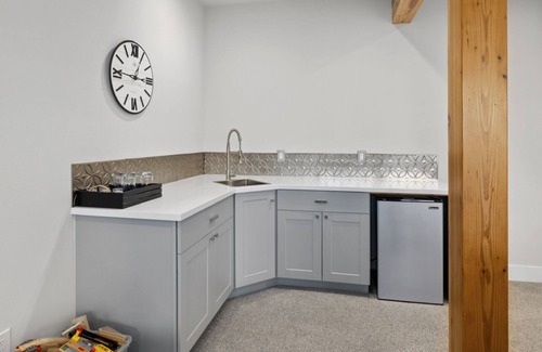 Cle Elum House | Huge game room, Hot tub, Sleeps 16+ with Bonus loft, ATV Snowmobile Trails