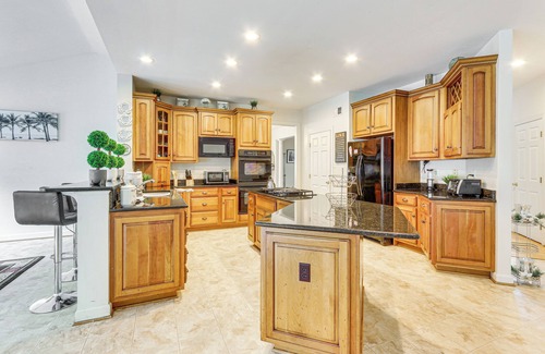 Robinwood House | Huge Hagerstown Home w/Deck ~ 4 Mi to Downtown!