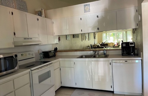 East Naples Condo | Huge Heated Pool, 10 min to the Beach & Downtown 5th Ave