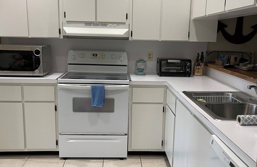 East Naples Condo | Huge Heated Pool, 10 min to the Beach & Downtown 5th Ave