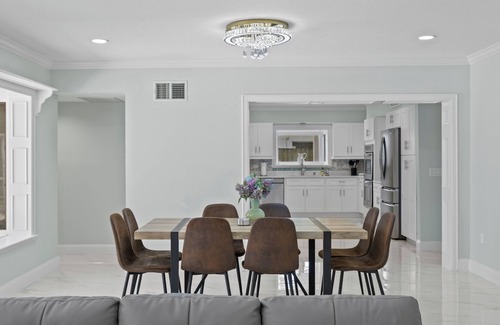 Sunset Park House | Huge Heated Pool I Playground I 6 TVs