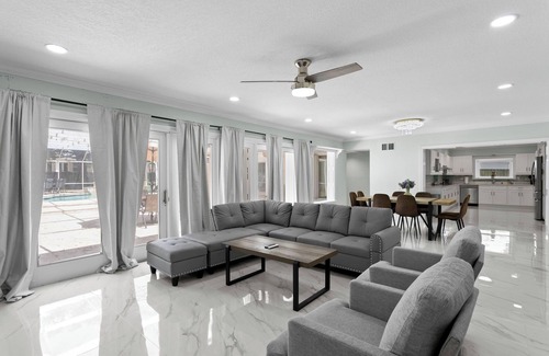 Sunset Park House | Huge Heated Pool I Playground I 6 TVs