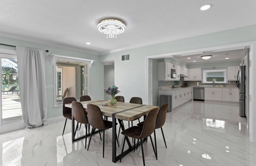 Sunset Park House | Huge Heated Pool I Playground I 6 TVs