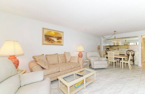 Siesta Key Apartment | Huge Heated Pool ❤ Short Walk to the Beach, ride FREE Trolley around the Key!