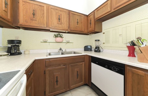 Siesta Key Apartment | Huge Heated Pool ❤ Short Walk to the Beach, ride FREE Trolley around the Key!