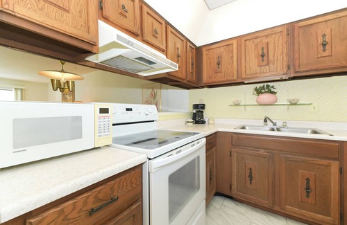 Siesta Key Apartment | Huge Heated Pool ❤ Short Walk to the Beach, ride FREE Trolley around the Key!