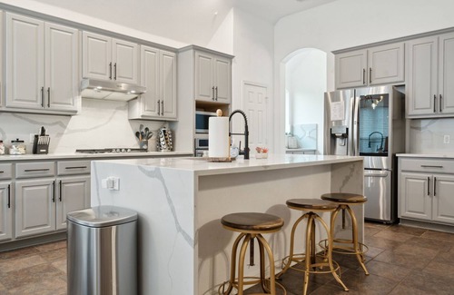West Oak Hill House | Huge Hideout l Heated Pool l Pool table