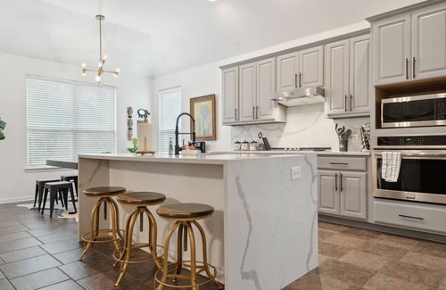 West Oak Hill House | Huge Hideout l Heated Pool l Pool table