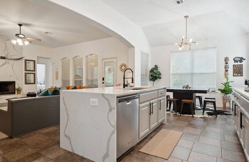 West Oak Hill House | Huge Hideout l Heated Pool l Pool table