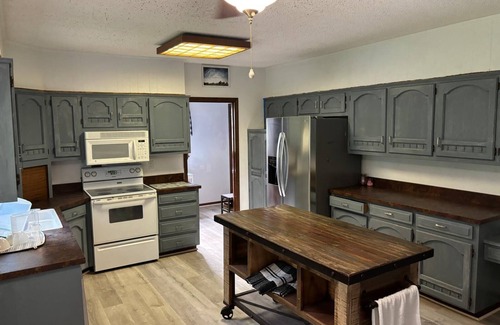 Lenexa House | HUGE HOME 6bd/3ba/Fenced Yard: 16+ Guests ☆Kid & Pet-Friendly☆GRILL☆Pool Table☆