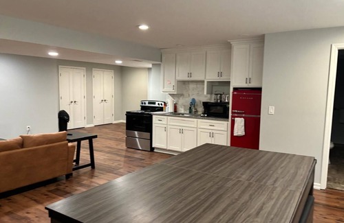 Lenexa House | HUGE HOME 6bd/3ba/Fenced Yard: 16+ Guests ☆Kid & Pet-Friendly☆GRILL☆Pool Table☆