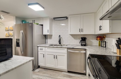 Richs Deland House | Huge Home, Walk to Downtown Deland! Close to Speedways, SkyDive, Athens Theatre