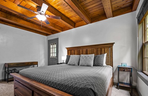 Townsend Cabin | Huge Jetted Tub | Screened Porch | Cades Cove