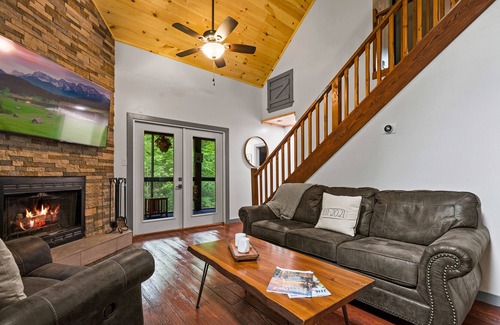 Townsend Cabin | Huge Jetted Tub | Screened Porch | Cades Cove