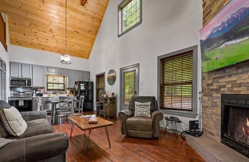 Townsend Cabin | Huge Jetted Tub | Screened Porch | Cades Cove