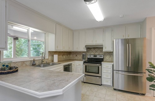 Gainesville House | Huge Lakefront, Pvt Dock, King bed, Pets Ok
