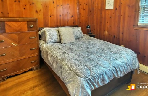 Flintstone Cabin | Huge Log Cabin Style home, 1 Acre, pet friendly, fire pit, perfect for gathering