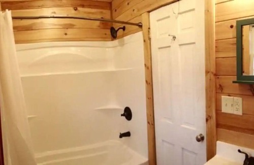 Flintstone Cabin | Huge Log Cabin Style home, 1 Acre, pet friendly, fire pit, perfect for gathering