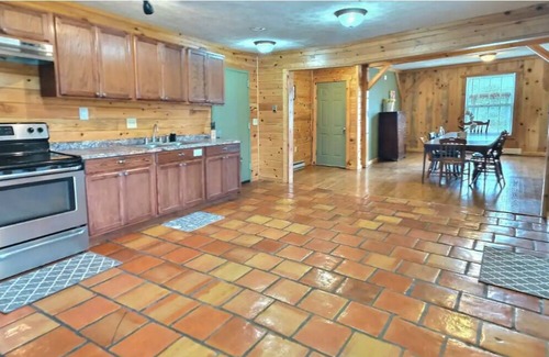 Flintstone Cabin | Huge Log Cabin Style home, 1 Acre, pet friendly, fire pit, perfect for gathering
