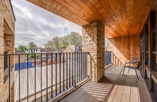 Lee Green Apartment | Huge Luxe 85inch Cinema Flat with Balcony and Parking