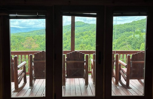 Dobson Cabin | Huge Mountain Estate,Blue Ridge View, Sleeps 18, Hot Tub, Deck, & Game Room