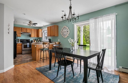 Scarborough House | Huge New Townhome 10mins from the Beach
