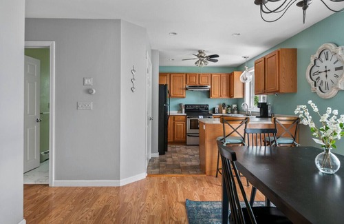 Scarborough House | Huge New Townhome 10mins from the Beach