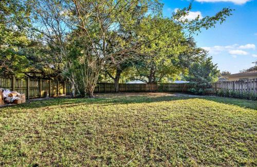 Riverside Park House | HUGE Outdoor soccer 4BR HEATED Pool house near Las Olas