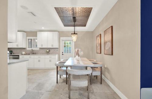 Riverside Park House | HUGE Outdoor soccer 4BR HEATED Pool house near Las Olas