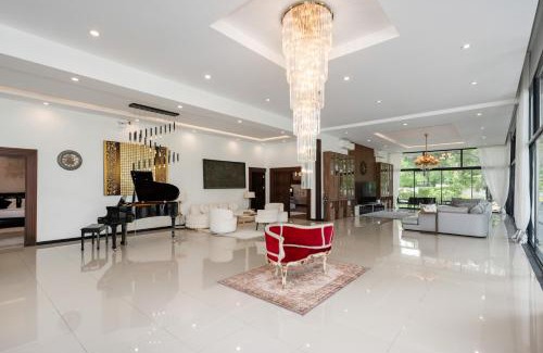 Huai Yai Villa | Huge Pool Villa with Private Lake 4BR 10 Persons