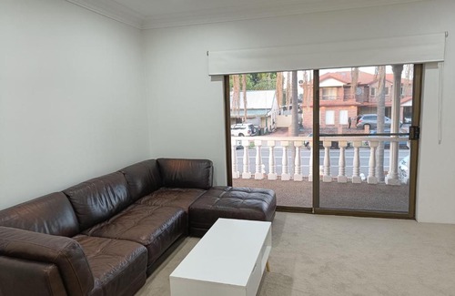 Merrylands House | Huge Studio Room in Spacious Merrylands House M1
