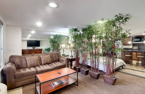 Old Town West Apartment | Huge Studio/Temp Control Mattress/Free Parking