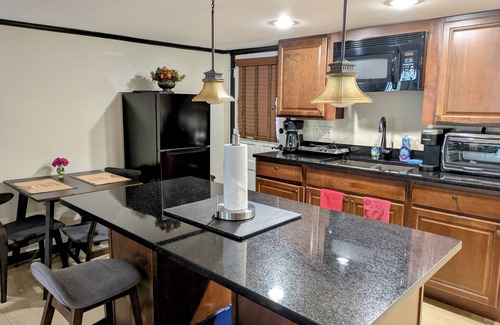 Old Town West Apartment | Huge Studio/Temp Control Mattress/Free Parking