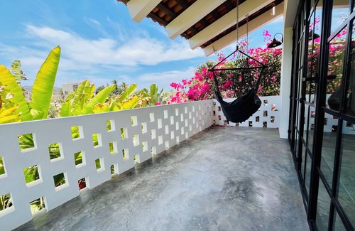 San Francisco Apartment | Huge Suite! King Bed, A/C, Saltwater Pool, Fast Wifi, Mountain Views -"Sol"
