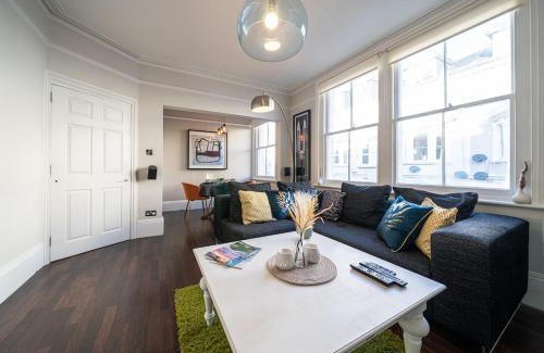 Royal Tunbridge Wells Apartment | Huge Town Centre 2 Bed Flat with Free Parking