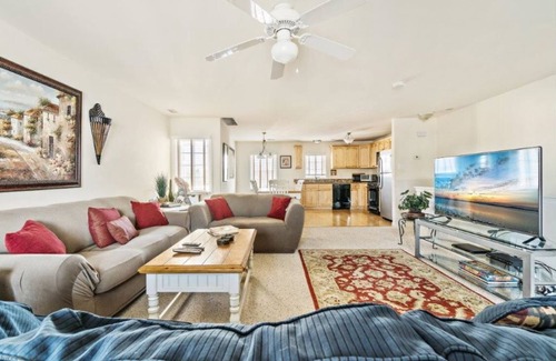 Wildwood House | HUGE TOWNHOME Sleeps 11+ (PET FRIENDLY) - ONLY 2 Blocks from Everything