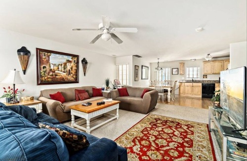 Wildwood House | HUGE TOWNHOME Sleeps 11+ (PET FRIENDLY) - ONLY 2 Blocks from Everything