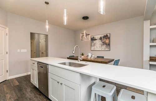 Mann House | Huge Townhouse - near UIowa, Kinnick, Hospitals, Carver