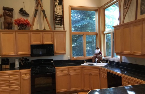 Edwards House | Huge Upscale Home, Hot Tub, Shuttle, Heated Pool Access, Pool Table, Pets OK