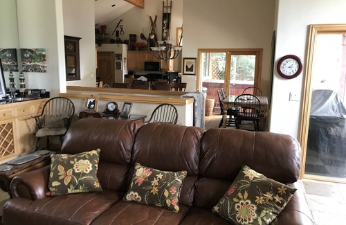 Edwards House | Huge Upscale Home, Hot Tub, Shuttle, Heated Pool Access, Pool Table, Pets OK