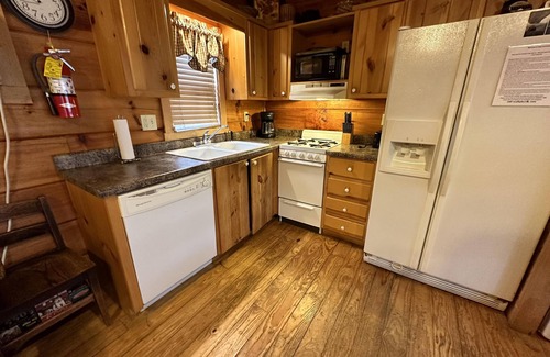 Candler Cabin | Hugs and Kisses! Great Views, Hot Tub, Fireplace,Near Downtown, Free WiFi, Pet