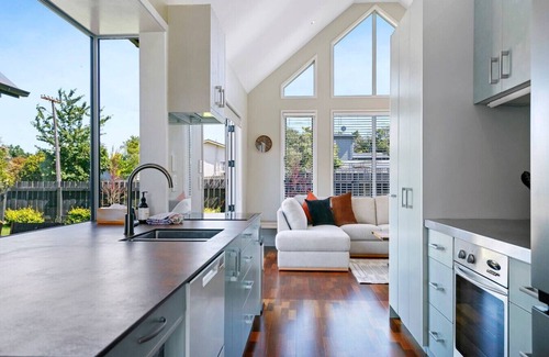 Taupo House | Huia Heights - New and Modern BnB