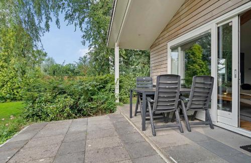 Grou House | Huis Specht is perfect voor vakantie nabij meer en tuin op zuiden