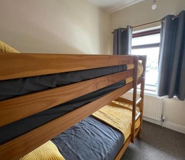 Hull House | Hull House - Spring bank West - fridge freezer, Washing machine, sleeps 8