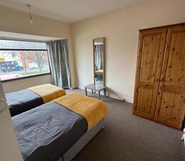 Hull House | Hull House - Spring bank West - fridge freezer, Washing machine, sleeps 8