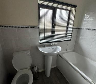 Hull House | Hull House - Spring bank West - fridge freezer, Washing machine, sleeps 8