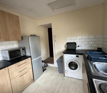 Hull House | Hull House - Spring bank West - fridge freezer, Washing machine, sleeps 8