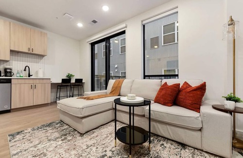 East Liberty Apartment | HULU+GYM with Parking Near UPMC|Pitt Uni |Shopping