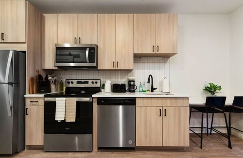 East Liberty Apartment | HULU+GYM with Parking Near UPMC|Pitt Uni |Shopping