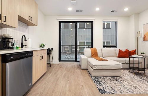 East Liberty Apartment | HULU+GYM with Parking Near UPMC|Pitt Uni |Shopping